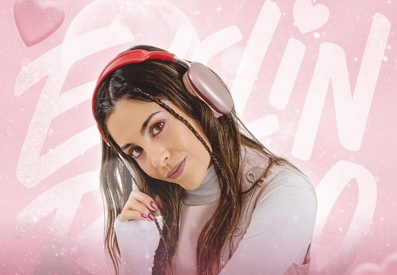Imagen de Evelin Russo presenta �Universos� en Capit&aacute;n